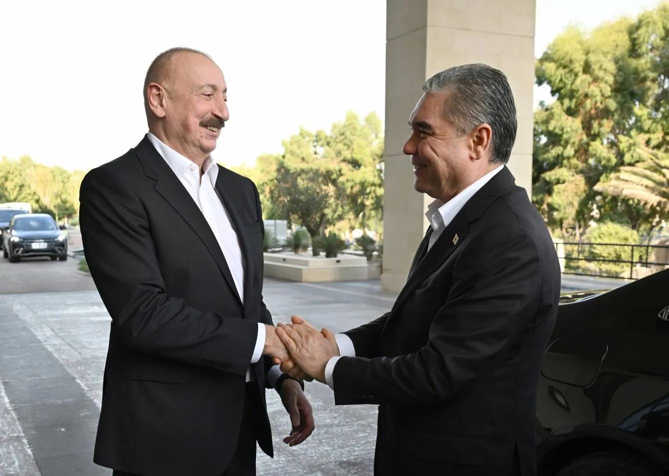 Gurbanguly Berdimuhamedow Azerbaýjanda “Sea Breeze” dynç alyş toplumyna baryp gördi