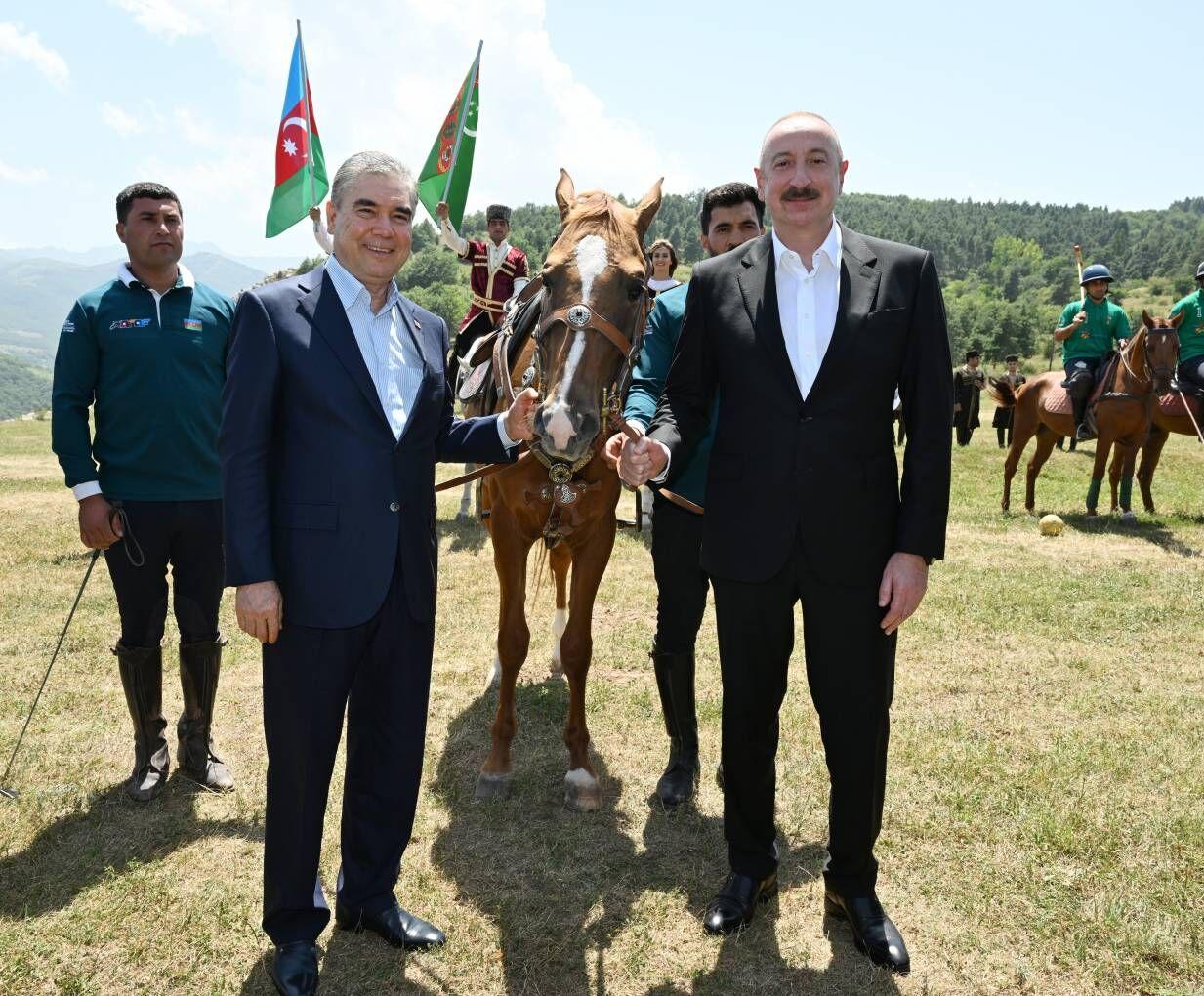 Türkmenistanyň Halk Maslahatynyň Başlygyna garabag tohumyndan bolan bedew sowgat berildi