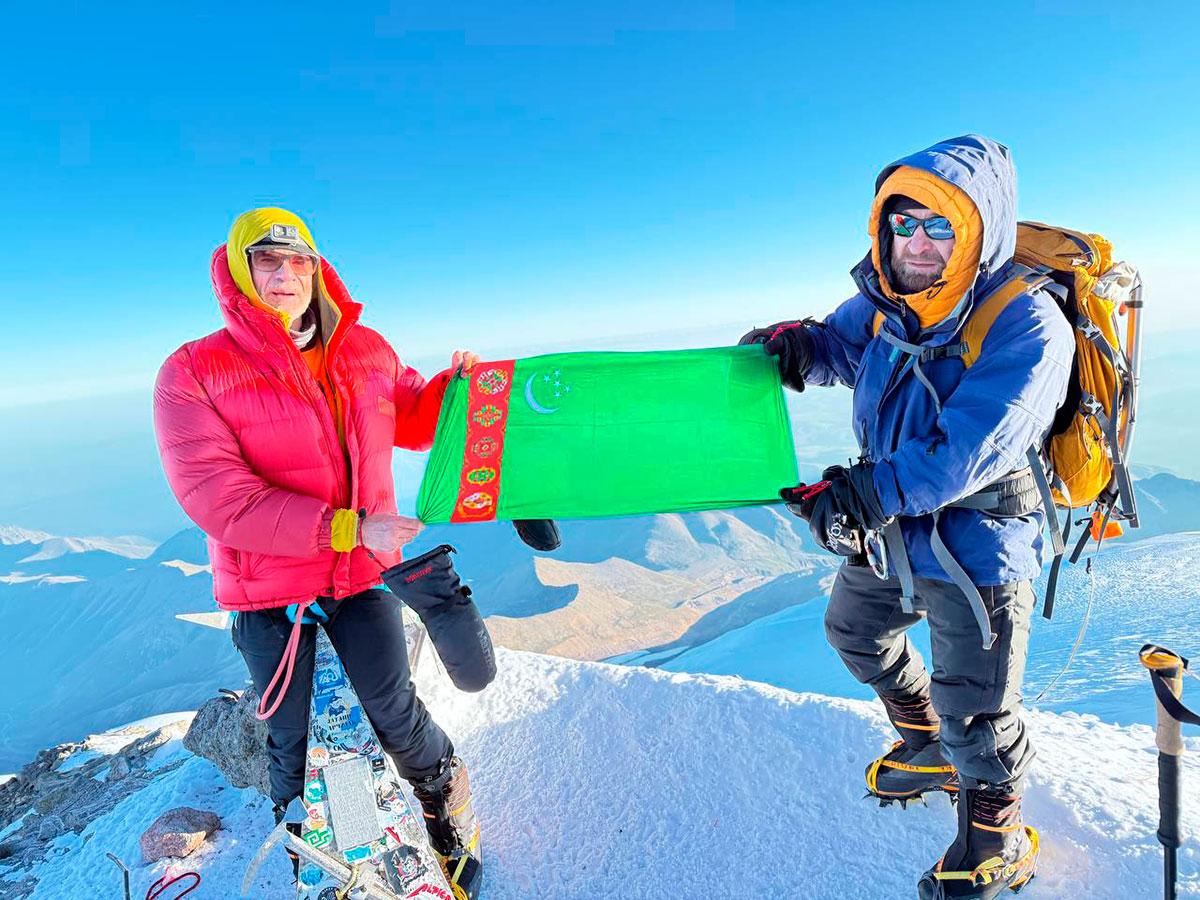 Türkmenistanyň baýdagy Elbrusyň depesine galdyryldy