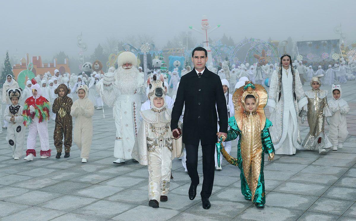 Президент Туркменистана посетил новогодние торжества у Главной ёлки страны