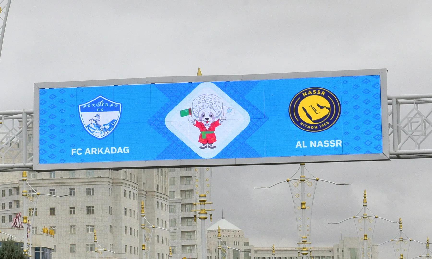 Şäher bu duşuşyga garaşýar: Aşgabat «Arkadag» toparyny goldaýan mahabat ýazgylary bilen bezeldi