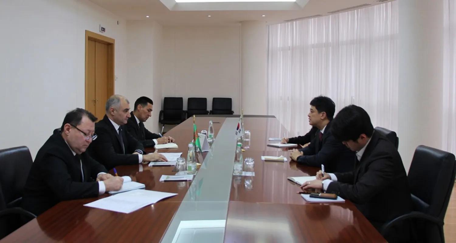 Türkmenistanyň bilen Koreýa Respublikasynyň arasynda ýokary derejeli saparlara taýýarlyk meselesi maslahatlaşyldy