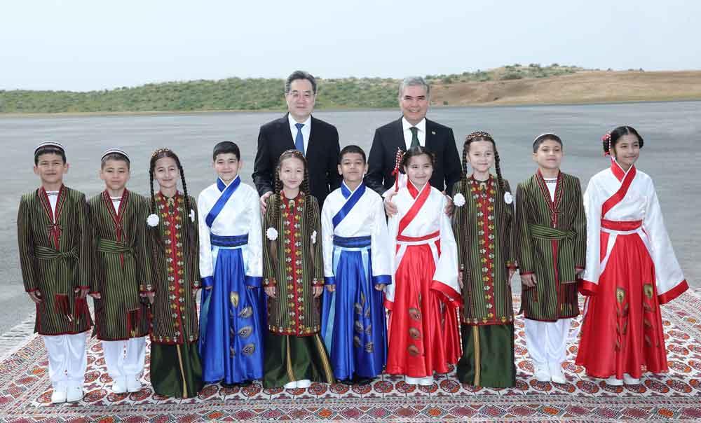 Gahryman Arkadagymyz hem-de HHR-iň Döwlet Geňeşiniň Premýeriniň birinji orunbasary «Galkynyş» gaz käniniň dördünji tapgyryny özleşdirmäge badalga bermek dabarasyna gatnaşdylar