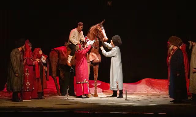 Aşgabadyň A. S. Puşkin adyndaky teatrynda «Şemaly ozup» atly spektaklyň premýerasy görkezildi