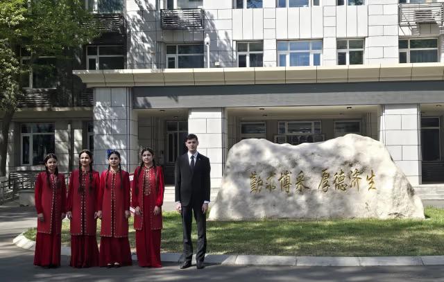 Türkmenistanyň lukmançylyk uniwersitetiniň talyplary Hytaýda halkara okuwlara gatnaşdylar