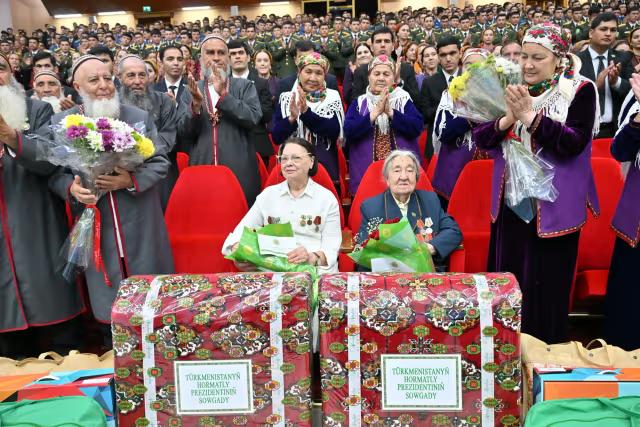 Türkmenistanda uruş weteranlaryna we uruşda wepat bolan esgerleriň ýanýoldaşlaryna sowgatlar gowşuryldy