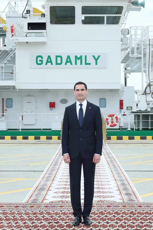 Türkmenistanyň Prezidenti «Gadamly» atly täze gury ýük gämisini ýüzüşe goýbermek dabarasyna gatnaşdy
